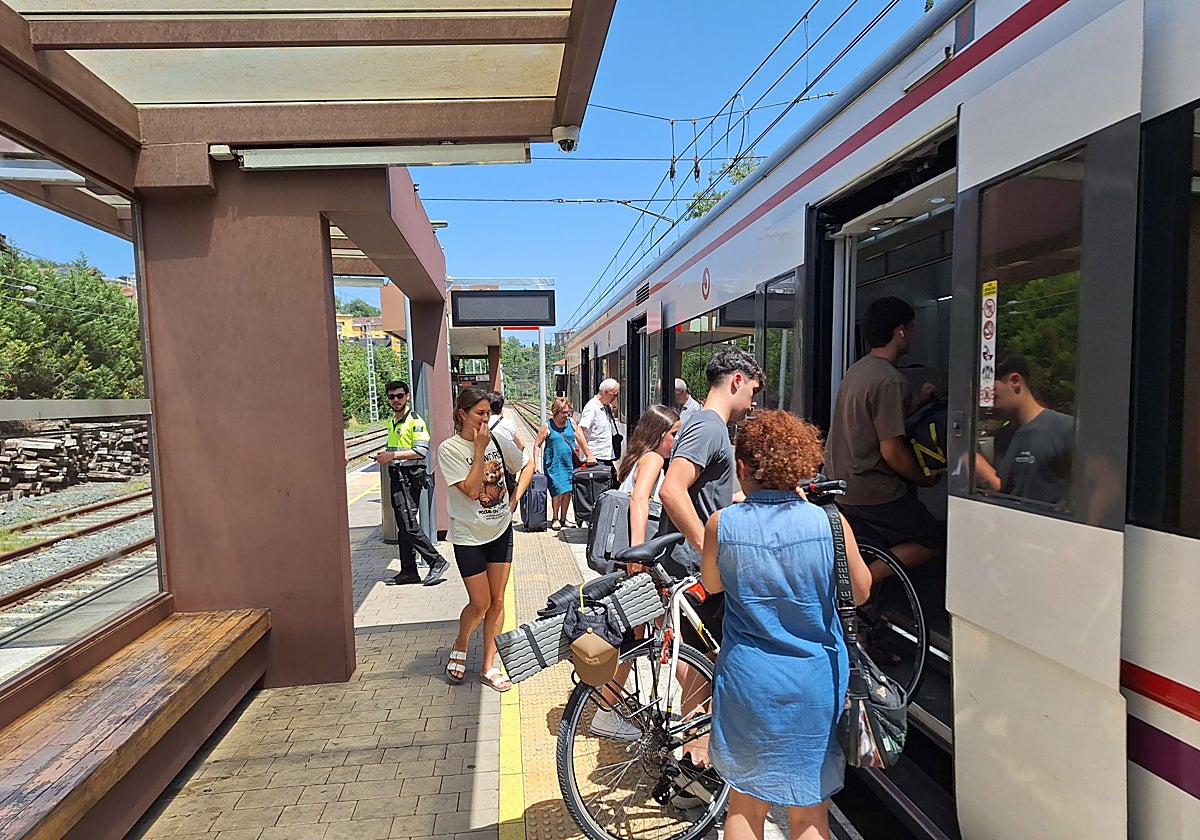 Viajeros subiendo al tren en la estación de Arrigorriaga.