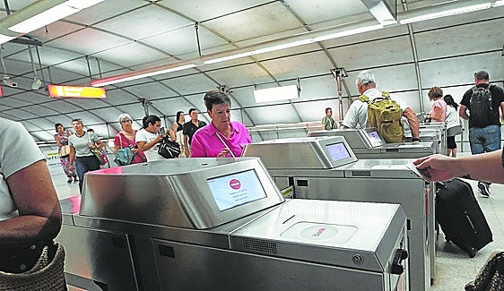 El metro adaptará su sistema para poder pagar el viaje en el propio torno con tarjeta de crédito