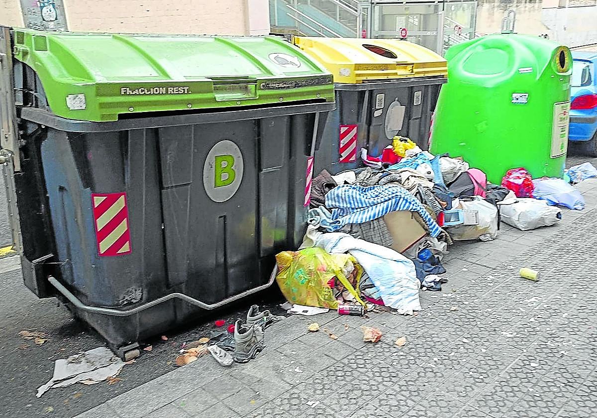 Vecinos de Atxuri, hartos de los problemas de limpieza en el barrio: «Vivimos en el 'triángulo de las basuras'»