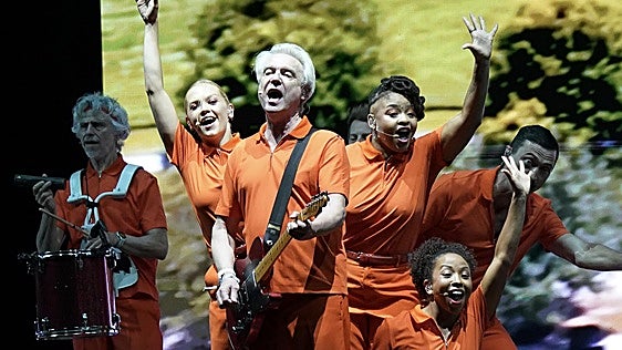 David Byrne vuelve a fascinar en el BBK Live
