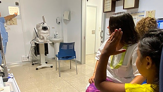 «La arena y el sol ponen en riesgo la salud visual de los niños saharauis»