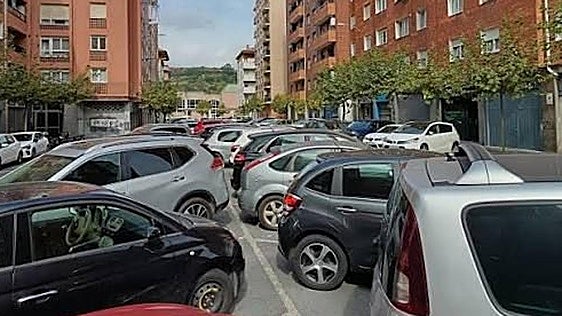 Vecinos de Erandio unen sus fuerzas para exigir un plan integral de aparcamiento