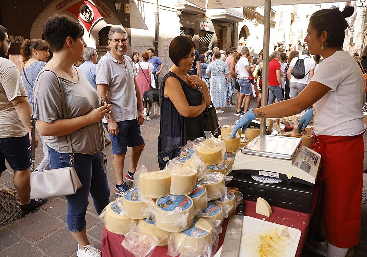 Los puestos de productos locales son ya seña de identidad de este mercado.
