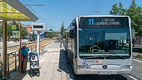 La línea de Tuvisa entre Zabalgana y Lakua roza los 3.500 viajes en su primera semana