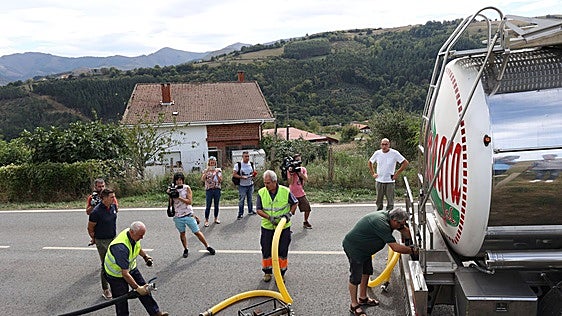 Carranza vuelve a recibir agua en camiones 4 años después al perder una de sus balsas