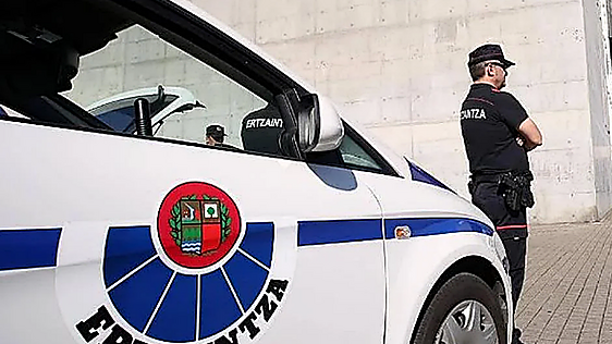 Detenidos dos hombres, uno con 25 arrestos previos, tras ser sorprendidos robando dentro de un bar en Erandio