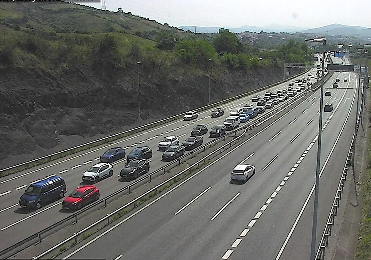 Importantes retenciones en la A-8 en Ortuella dirección Cantabria