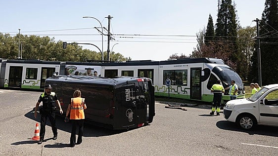 Choque sin heridos entre un convoy del tranvía de Vitoria y una furgoneta