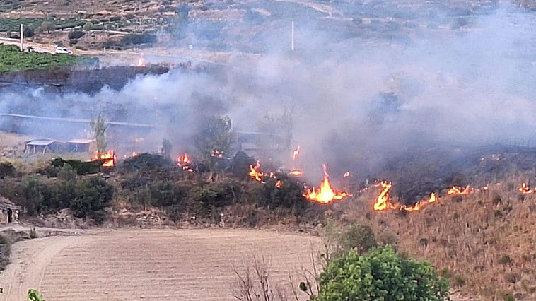 Un incendio en Elvillar obliga a cortar la carretera A-3218