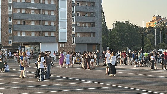 Multitud de sillas, cámaras y artilugios caseros para disfrutar del eclipse