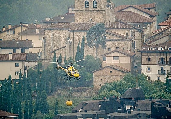Los bomberos perimetran el fuego que ha puesto Ayala en alerta y ha obligado a desalojar a vecinos y ganado