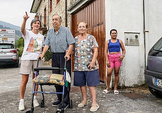 Los vecinos de Ayala respiran «tranquilos» tras una noche en vela por el voraz incendio