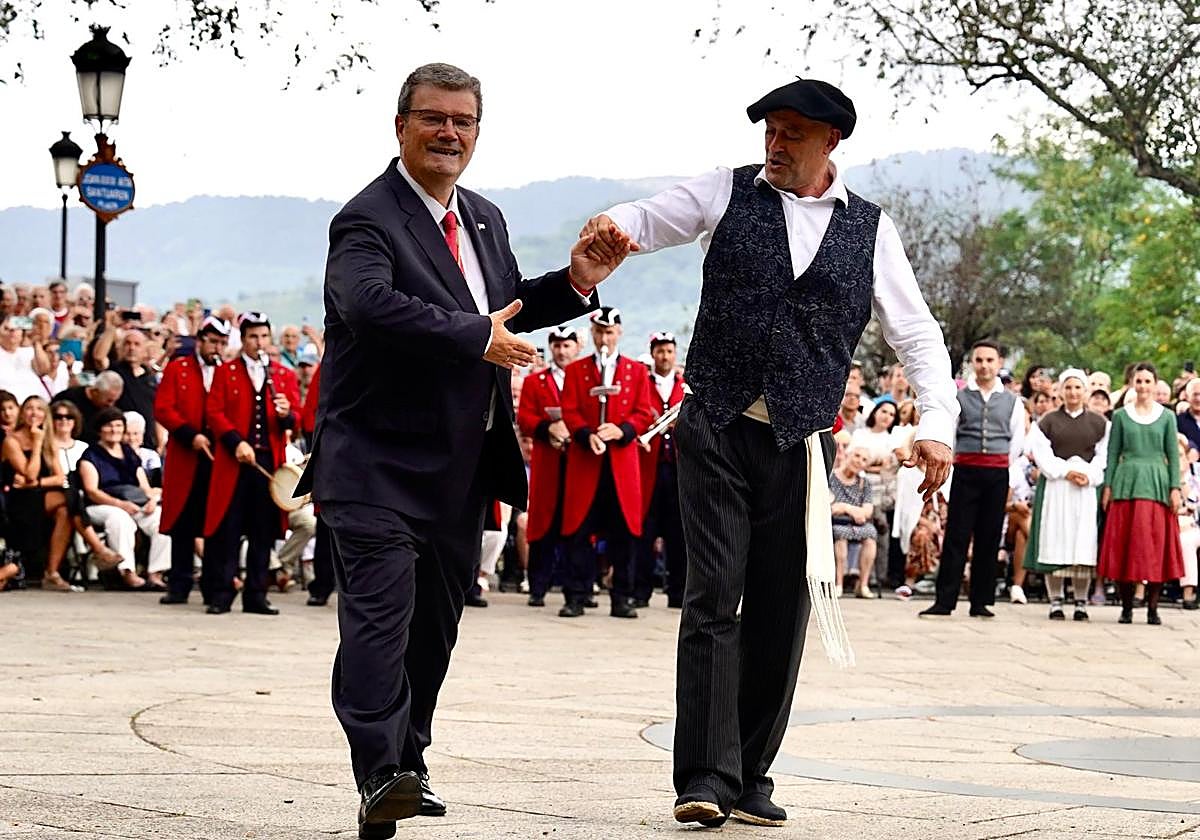 El último aurresku del alcalde Aburto: «Bailo como agradecimiento al pueblo de Bilbao»