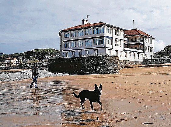 Gorliz y Plentzia comparten playa, pero uno de los dos puede multarte por pasear al perro