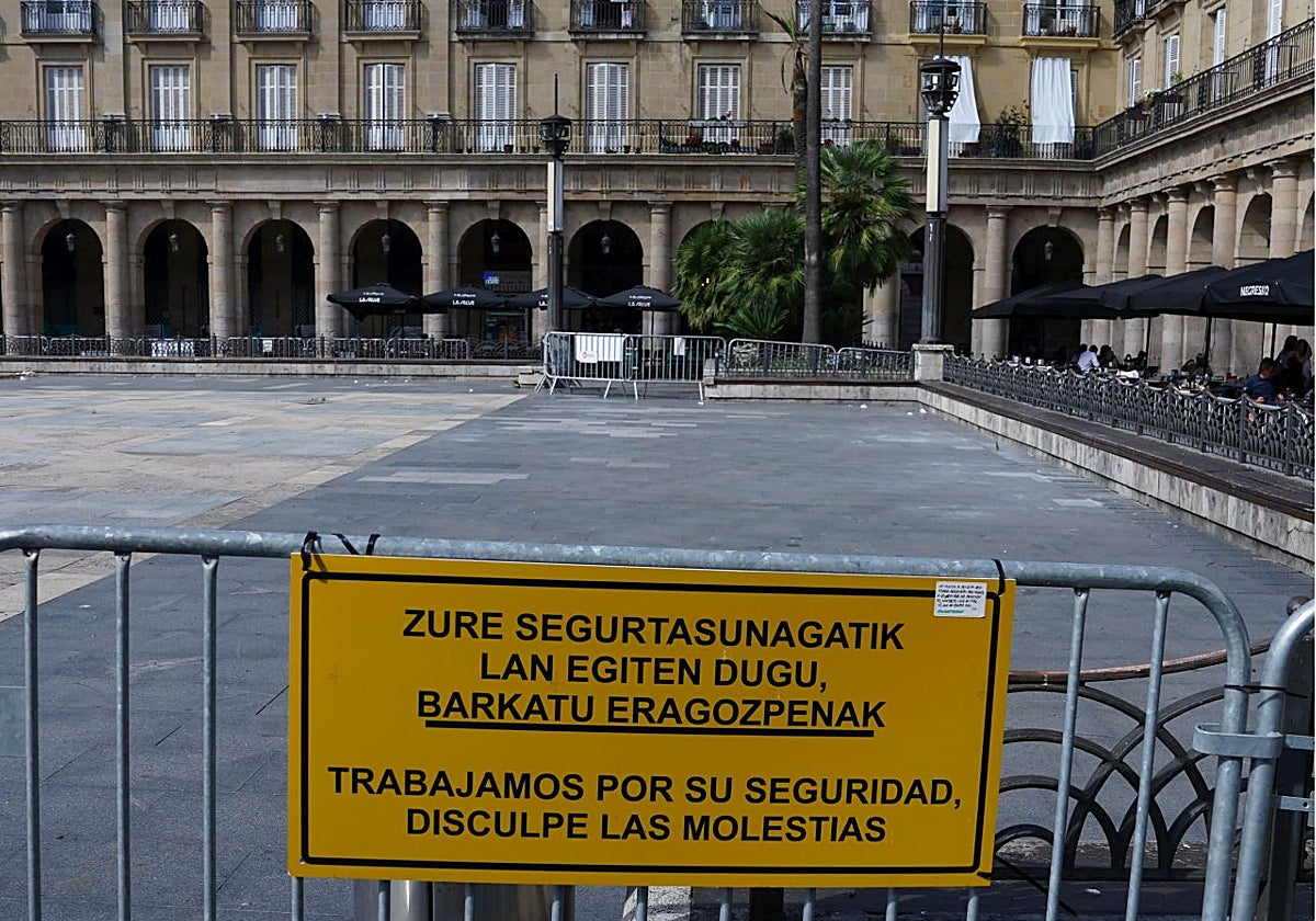 El centenar de coches afectados por la obra de la Plaza Nueva se irá al Arenal