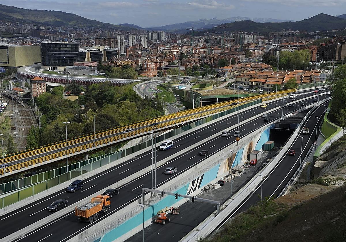Finalizadas las retenciones de 3 kilómetros en el Txorierri tras la salida de calzada de un vehículo