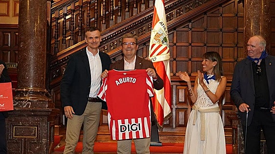 El Athletic regala a Aburto una camiseta personalizada como agradecimiento en el año de su despedida como alcalde