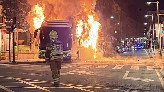 Arde un bizkaibus en plena calle en Santurtzi