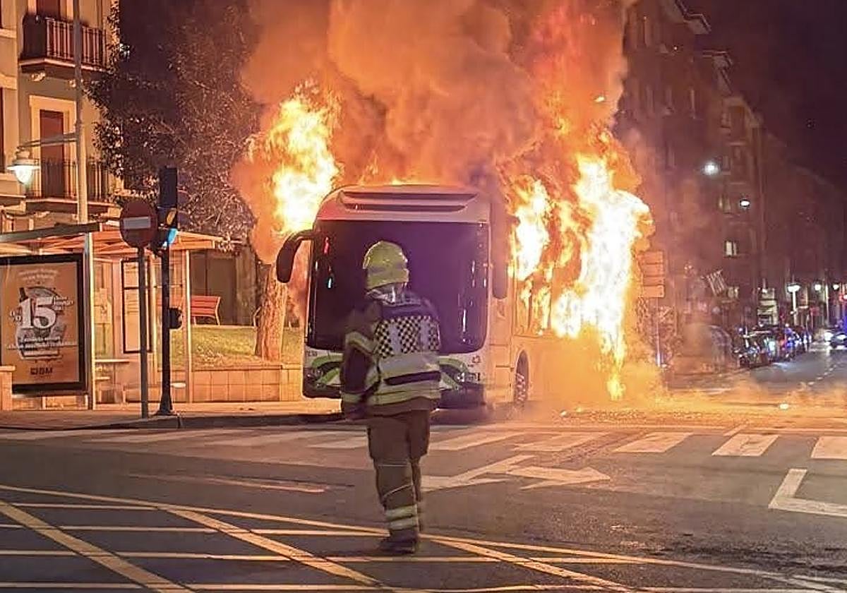 Arde un bizkaibus en plena calle en Santurtzi
