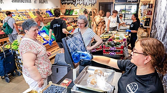 Comercio y hostelería de Vitoria apuntan a un agosto con mejores ventas: «Merece la pena abrir»