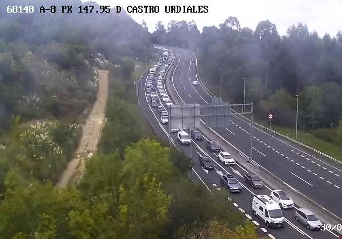 La A-8 registra tráfico lento, sentido Bilbao, en varios puntos