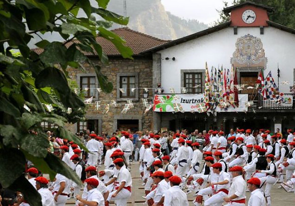 Gastronomía, música y una exhibición de motos ambientarán las calles de Izurtza