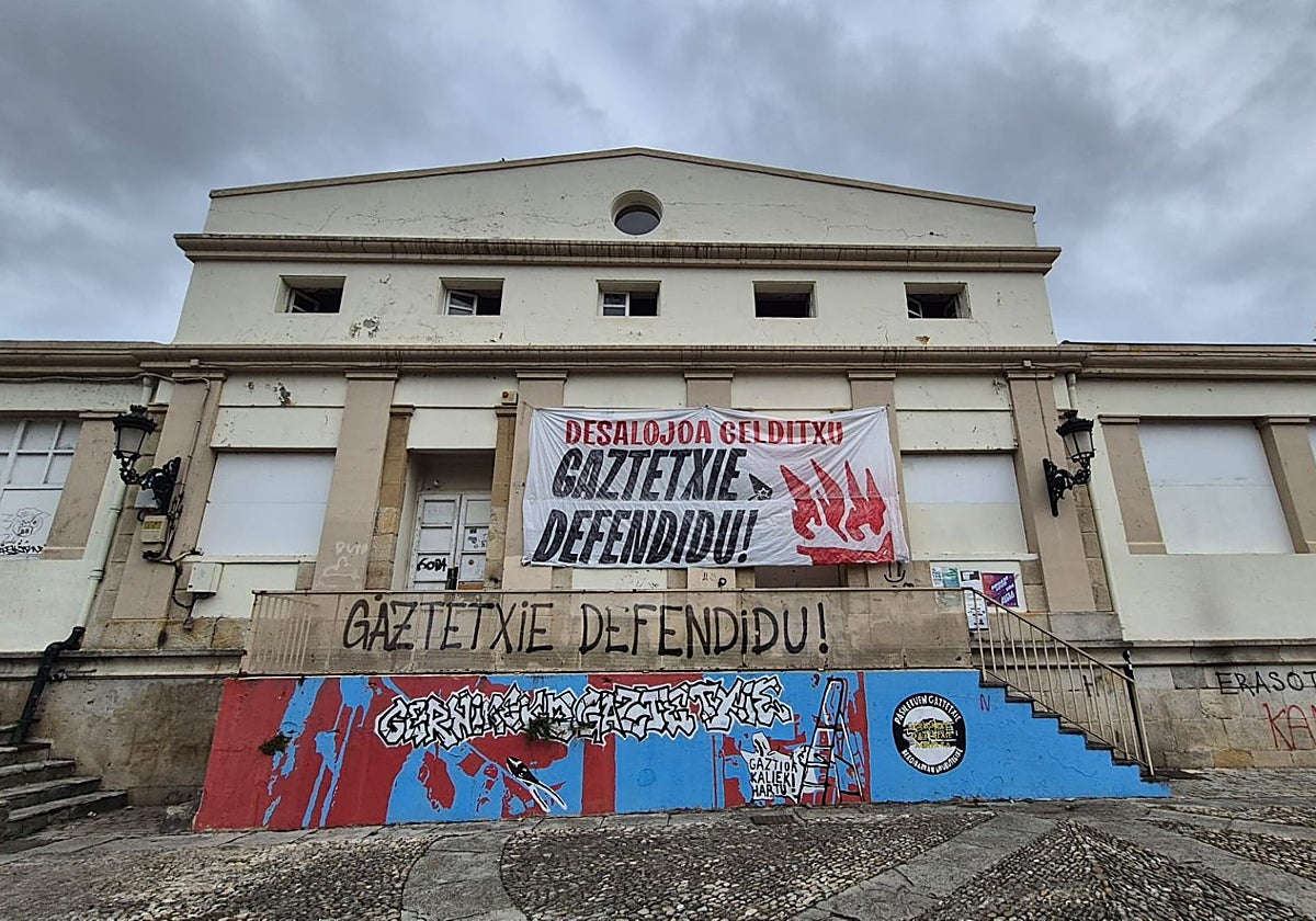 «Van a tener que salir sí o sí», advierte el alcalde de Gernika a los jóvenes que okupan las escuelas del Pasealeku