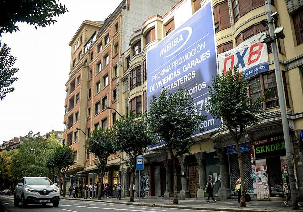 La Ertzaintza libera a una mujer retenida por un hombre en una vivienda del centro de Bilbao