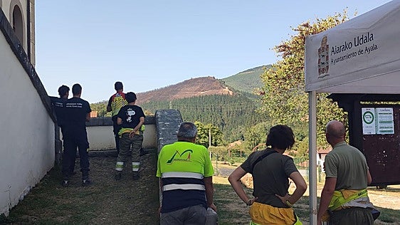 Llanteno vigilará su monte incendiado «hasta que llueva»