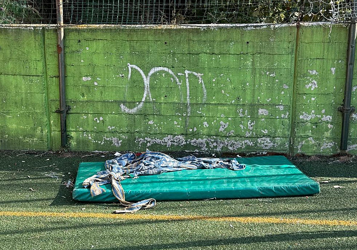 Usuarios de los campos de fútbol de Mallona reclaman más seguridad: «Duermen en los vestuarios y hacen sus necesidades»
