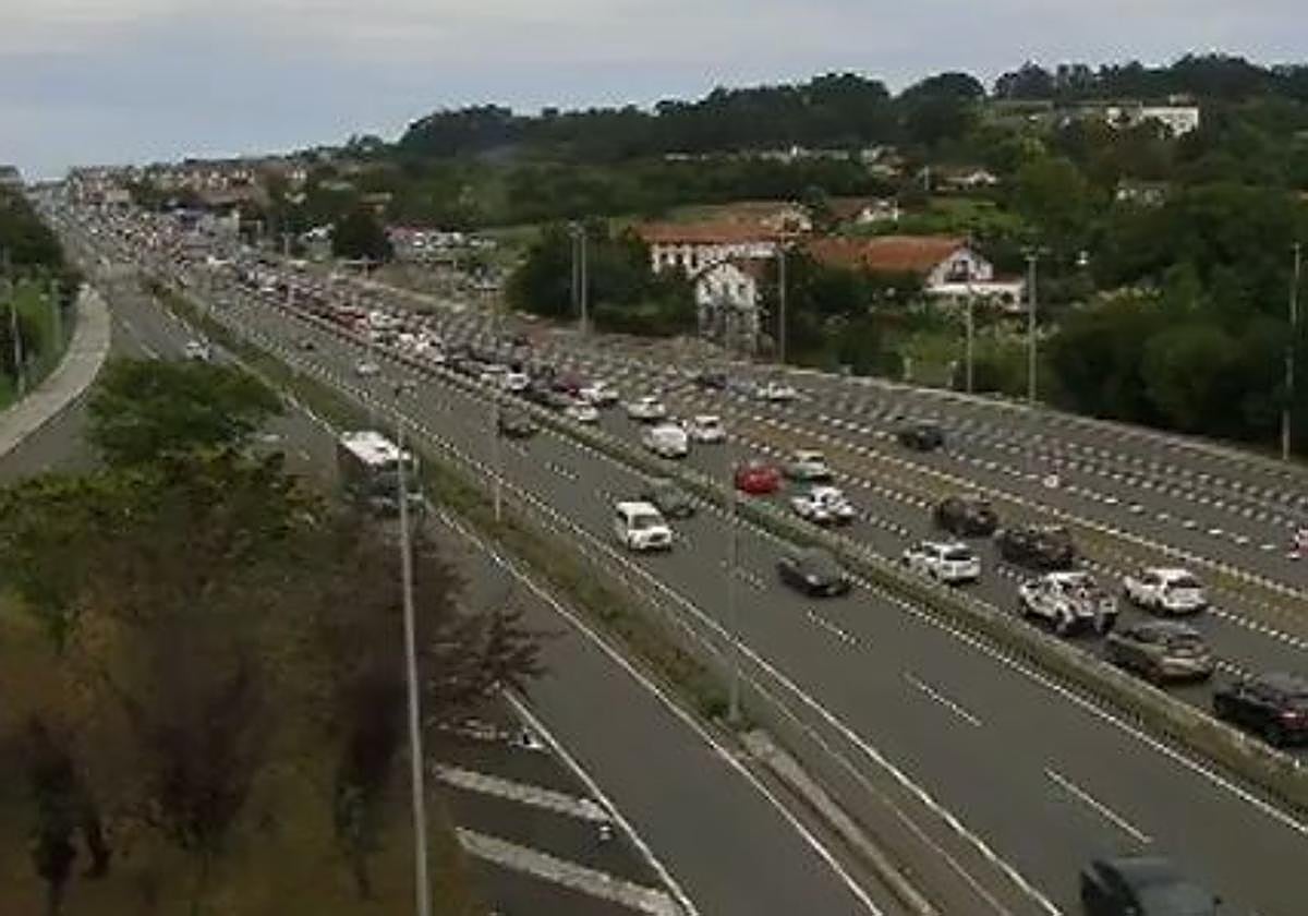 Finalizan las retenciones en La Avanzada por una colisión múltiple a la altura de Leioa