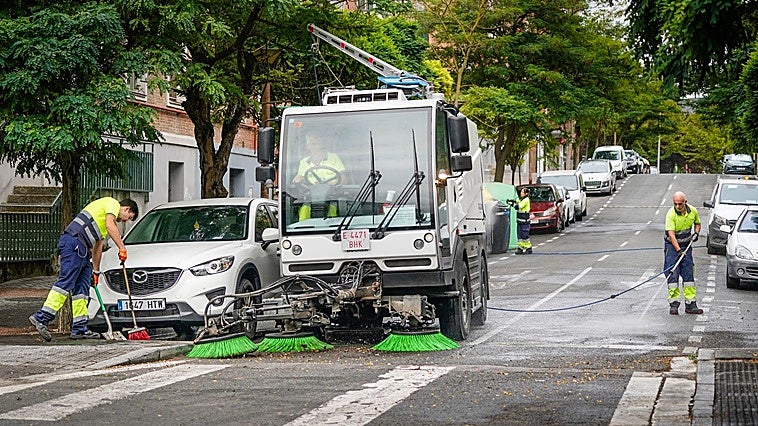 Los vecinos celebran las limpiezas intensivas de los barrios de Vitoria pero reclaman más frecuencia