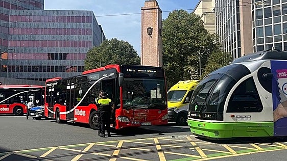 Seis heridos en un accidente entre un Bilbobus y el tranvía en la Plaza Circular
