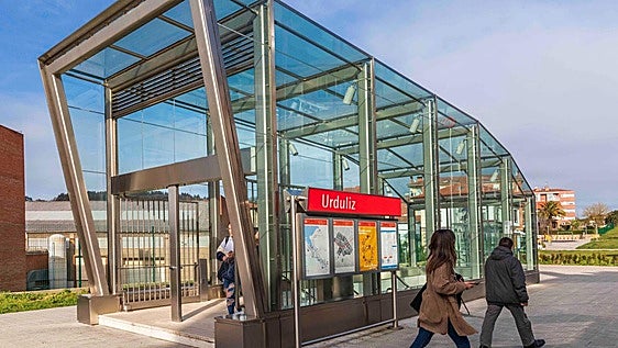 Cierran una hora la estación de metro de Urduliz tras una pelea multitudinaria