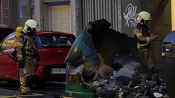 Arden dos contenedores y un colchón en la calle La Paloma de Vitoria