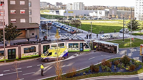 Un accidente provoca un nuevo corte del tranvía en Salburua
