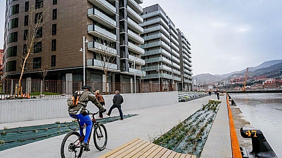 Bilbao proyecta un bidegorri en el paseo del Canal de Deusto tras años de reivindicaciones