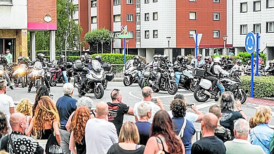 Decenas de moteros hacen rugir sus motores en homenaje a «un amigo»