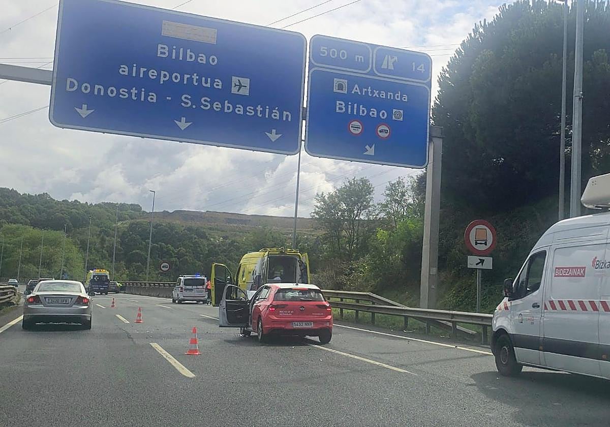 Más de tres horas de retenciones en las curvas de Zorroza por un accidente