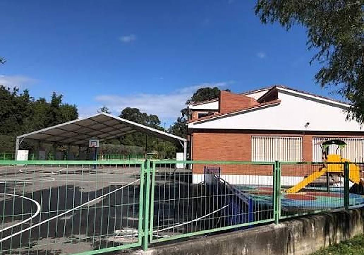 Las familias de Larrañazubi cuestionan el traslado del alumnado tras el cierre
