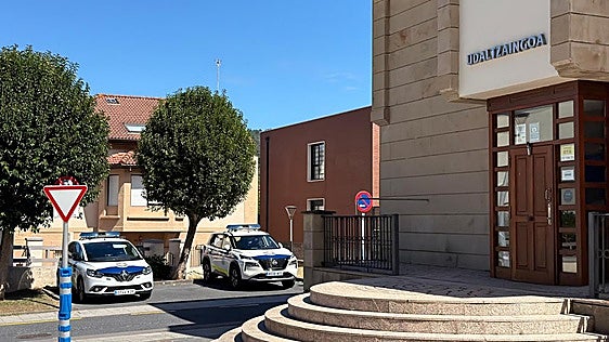 Una discusión de tráfico entre una trabajadora municipal y la Policía de Gorliz acaba con una agente herida