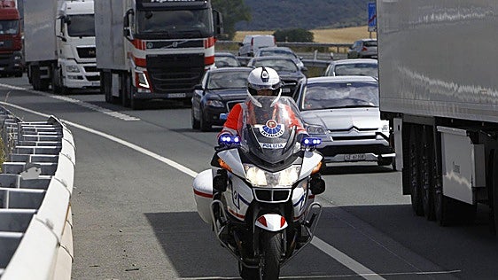 Muere un motorista de 54 años en un accidente en la salida de la AP-1 en Vitoria