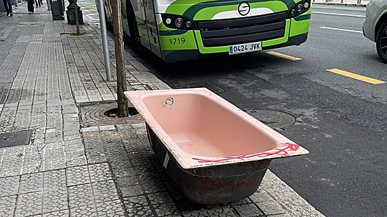 Bilbao lanza una campaña especial para tratar de reducir los residuos que se dejan fuera de los contenedores