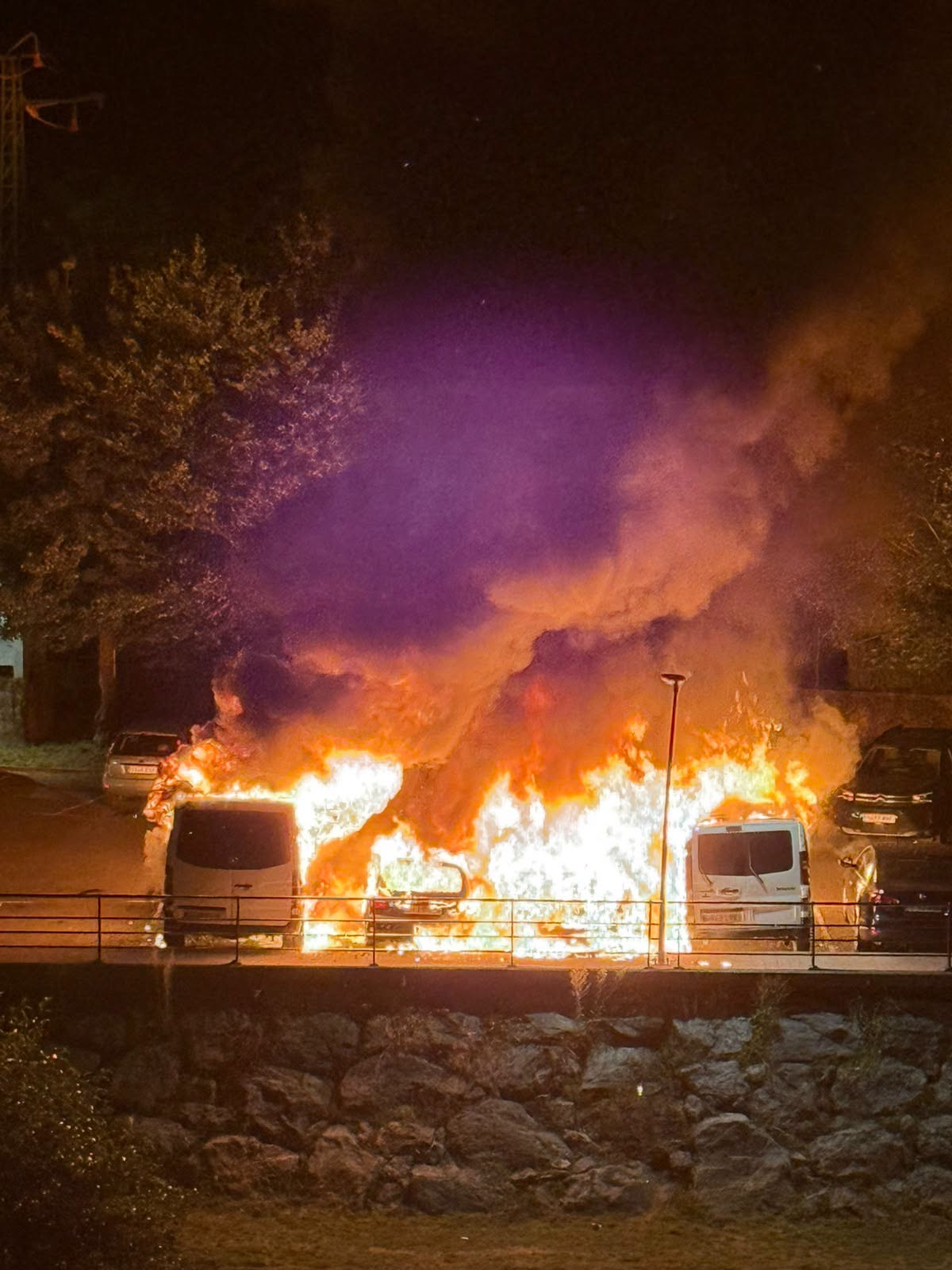 La Ertzaintza investiga un incendio que calcinó cinco coches en Alonsotegi