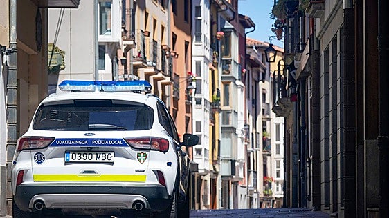 Una menor se arroja por la ventana cuando iba ser a detenida por la Policía Local en Vitoria