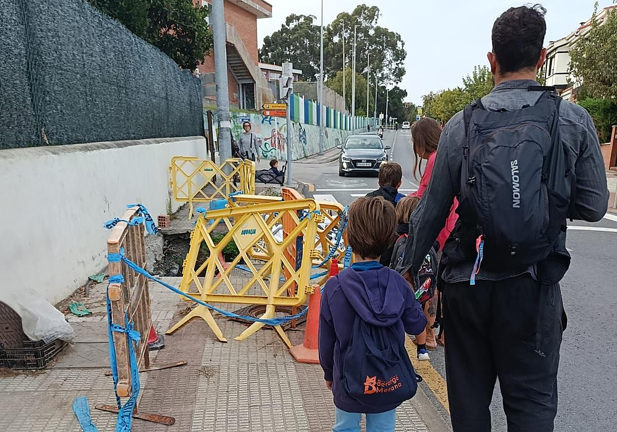 Una fuga de agua mantiene cuatro meses un tramo de acera cortado en Berango