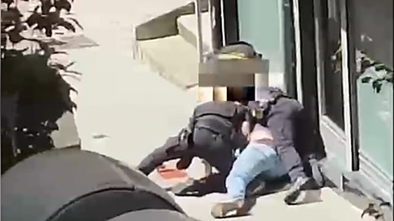 La plataforma de apoyo al joven que falleció tras ser disparado con una táser muestra un vídeo de la detención