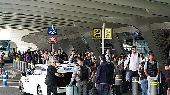 La Justicia anula la orden que amplió la entrada de taxis al aeropuerto de Bilbao el pasado verano