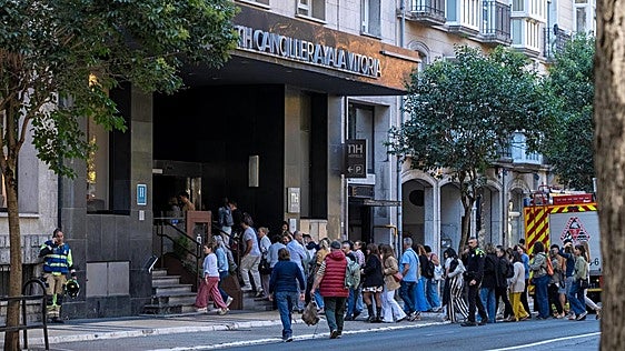 Desalojo parcial del Hotel NH Canciller Ayala de Vitoria por un incendio en la cocina