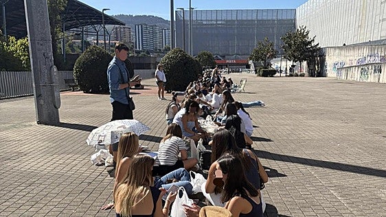 Decenas de personas no pudieron acceder al concierto de Aitana en el BEC al tener entradas falsificadas